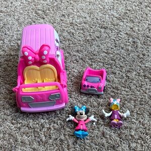 Disney Junior Minnie Mouse Happy Helpers toy vehicles and figures.